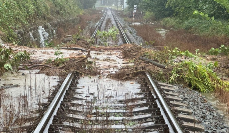 Na zaplavenou železniční trať na Jesenicku se dnes vrací vlaky, opravy přišly na půl miliardy