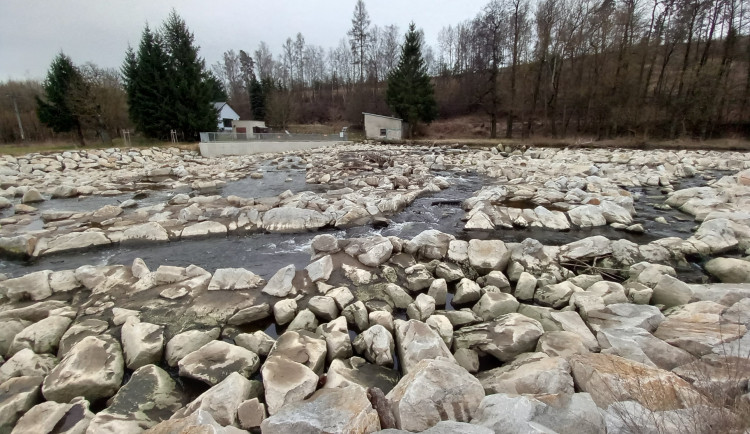 VIDEO, FOTO: Unikátní skluz pro ryby zabodoval: jez u Luk nad Jihlavou je stavbou roku