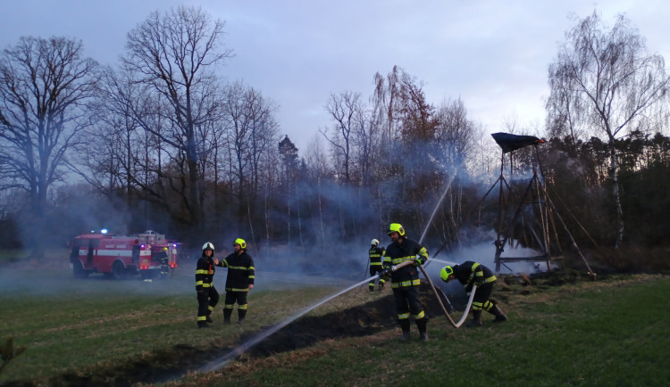 U Třebína a Křenova dnes hasiči likvidovali požáry lesa, shořel i posed