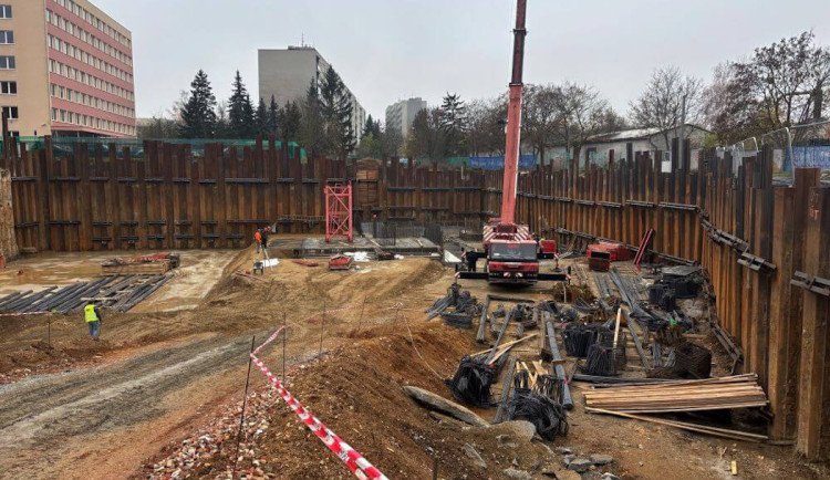 Počet stavebních povolení v Plzeňském kraji klesl vloni čtvrtým rokem po sobě