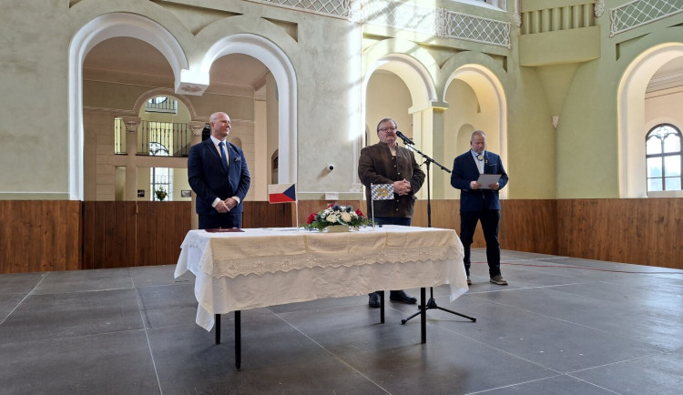 Cestovní ruch, rozvoj infrastruktury. Česko-bavorské memorandum podepsali v jízdárně