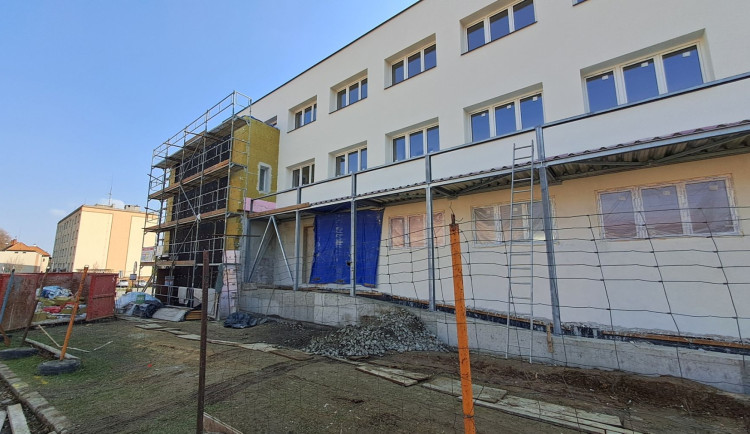 Investice ve stodské nemocnici. Modernizace se dočká bytový dům pro zaměstnance