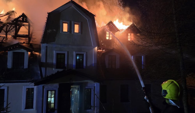 Noční požár na Benecku. Hořela střecha dvoupatrového objektu