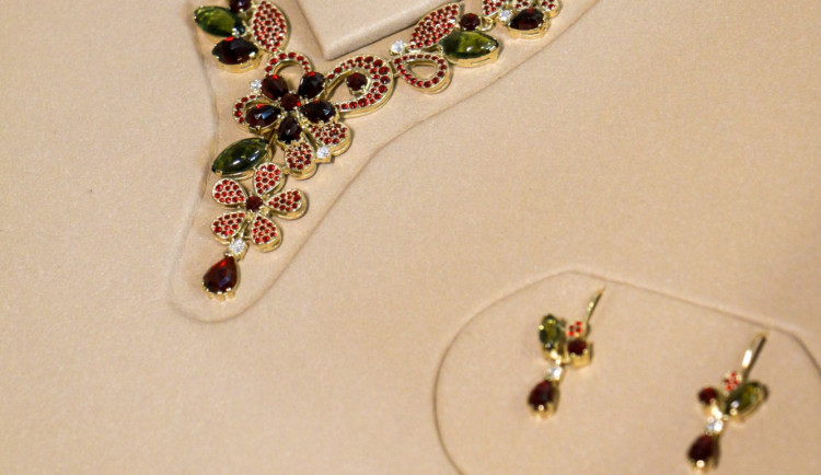 Turnovské muzeum vystavuje exkluzivní klenoty z výstavy EXPO zdobené diamanty a granáty