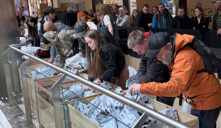 Lidé rozbalují poklady i naprosté bizáry. Adrenalinový hon na balíčky odstartoval