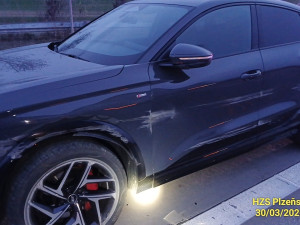 Mikrobus po střetu s osobákem vyletěl z dálnice, prorazil oplocení a skončil na boku