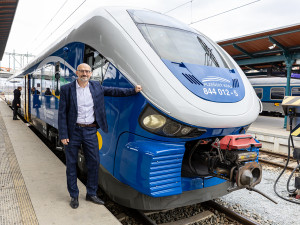 Intenzivní provoz i vandalové dali žralokům zabrat, soupravy RegioShark musely na repasi