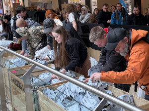 Lidé rozbalují poklady i naprosté bizáry. Adrenalinový hon na balíčky odstartoval