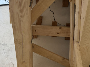 Zlověstné praskliny se objevily na slavné Bílé věži. Památku teď podpírají trámy