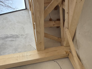 Zlověstné praskliny se objevily na slavné Bílé věži. Památku teď podpírají trámy