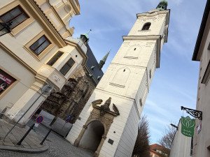 Zlověstné praskliny se objevily na slavné Bílé věži. Památku teď podpírají trámy