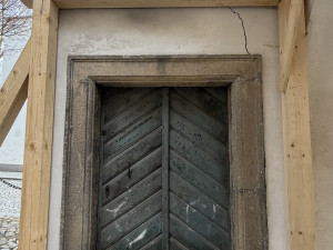 Zlověstné praskliny se objevily na slavné Bílé věži. Památku teď podpírají trámy