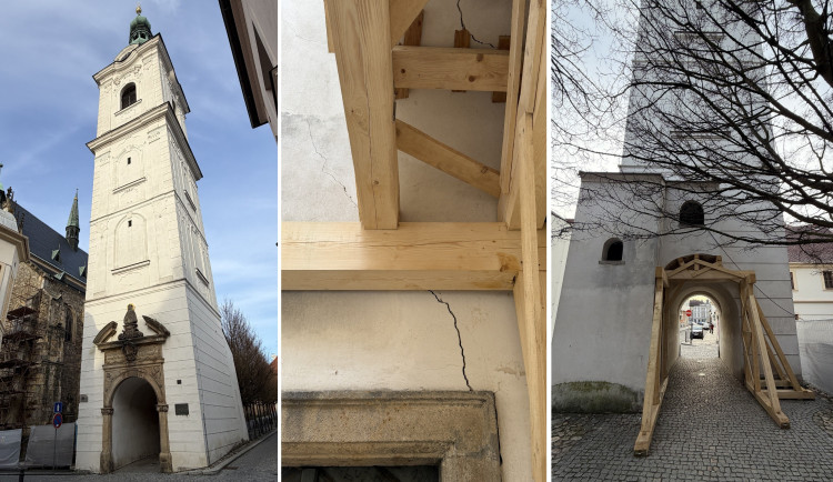 Zlověstné praskliny se objevily na slavné Bílé věži v Klatovech. Památku teď z jedné strany podpírají trámy