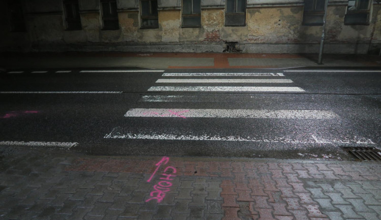 Řidič porazil v Lučanech na přechodu chlapce, z místa odjel. Policie hledá jeho i svědkyni