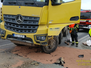 Sanitka s pacientem po střetu s nákladním autem skončila v příkopu silnice I/27
