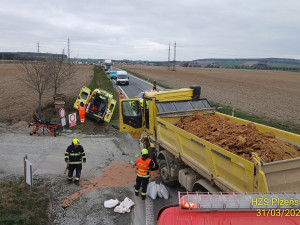 Sanitka s pacientem po střetu s nákladním autem skončila v příkopu silnice I/27