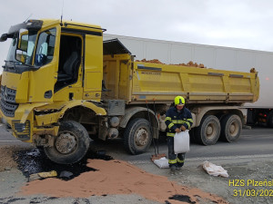 Sanitka s pacientem po střetu s nákladním autem skončila v příkopu silnice I/27