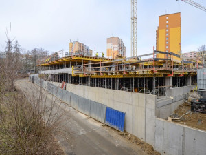 Stavba parkovacího domu na Lochotíně