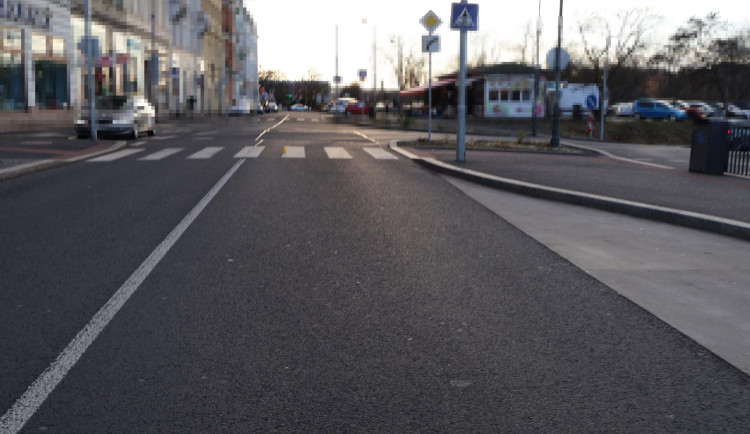 Řidič srazil chodce na přechodu v Karlových Varech a ujel. Policie hledá svědky