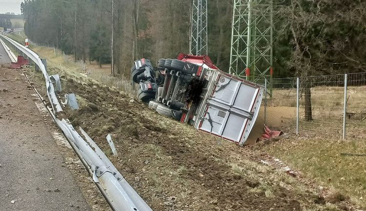Řidič kamionu se nevěnoval řízení, skončil v příkopu u dálnice