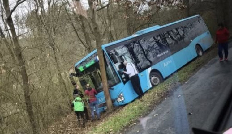 Řidič autobusu MHD se třemi promile havaroval u Přerova. Dostane okamžitou výpověď, primátor zuří