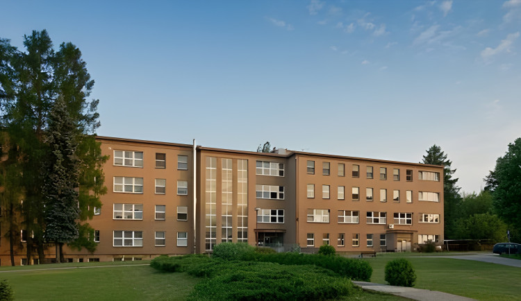 Kraj v nemocnici Nový Bydžov ruší lůžkovou internu, město protestuje