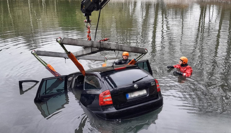 Opileckou jízdu zakončil mladý řidič na dně koupaliště. Nad autem se uzavřela hladina