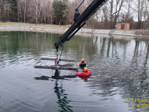 Opileckou jízdu zakončil mladý řidič na dně koupaliště. Nad autem se uzavřela hladina
