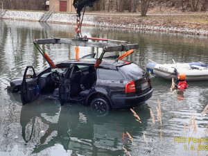 Opileckou jízdu zakončil mladý řidič na dně koupaliště. Nad autem se uzavřela hladina