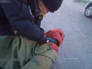 Bodnu tě do krku, vyhrožoval muž strážníkům a pak na ně plivl. Ti tvrdě zakročili