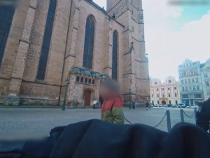 Bodnu tě do krku, vyhrožoval muž strážníkům a pak na ně plivl. Ti tvrdě zakročili