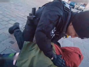 Bodnu tě do krku, vyhrožoval muž strážníkům a pak na ně plivl. Ti tvrdě zakročili