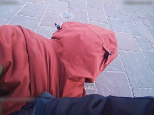 Bodnu tě do krku, vyhrožoval muž strážníkům a pak na ně plivl. Ti tvrdě zakročili