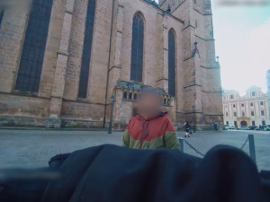 Bodnu tě do krku, vyhrožoval muž strážníkům a pak na ně plivl. Ti tvrdě zakročili