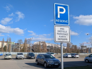Velké mrzení pro řidiče, bez karty už na velkém prostranství u kulturní zóny nezaparkují