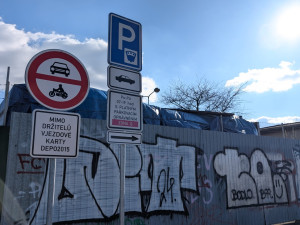 Velké mrzení pro řidiče, bez karty už na velkém prostranství u kulturní zóny nezaparkují
