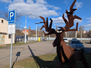 Velké mrzení pro řidiče, bez karty už na velkém prostranství u kulturní zóny nezaparkují