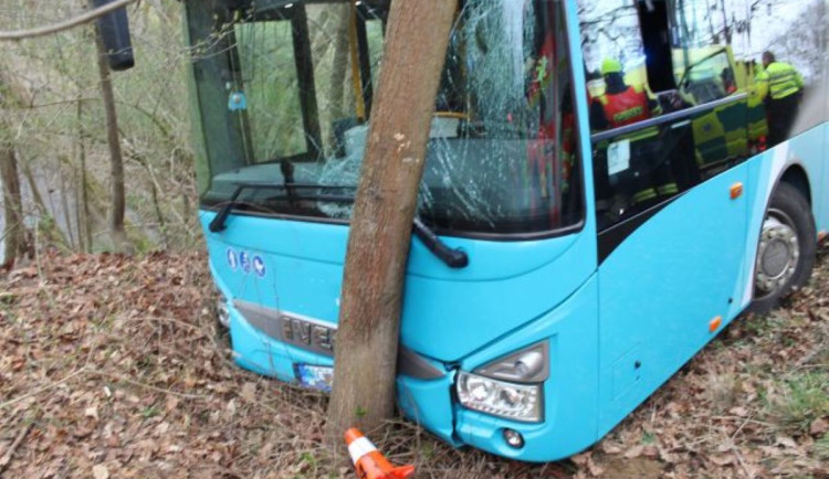 Kdo jel s řidičem autobusu, který měl tři promile a havaroval u Přerova? Policie hledá svědky