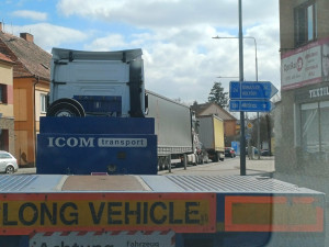 Totální kolaps ve Stodu na frekventované silnici I/26. Řidiči čekají v kolonách i hodinu