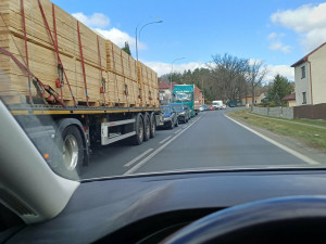 Totální kolaps ve Stodu na frekventované silnici I/26. Řidiči čekají v kolonách i hodinu