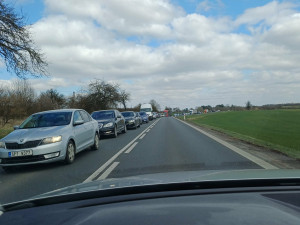 Totální kolaps ve Stodu na frekventované silnici I/26. Řidiči čekají v kolonách i hodinu