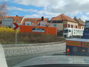 Totální kolaps ve Stodu na frekventované silnici I/26. Řidiči čekají v kolonách i hodinu