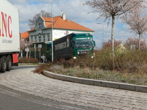 Totální kolaps ve Stodu na frekventované silnici I/26. Řidiči čekají v kolonách i hodinu