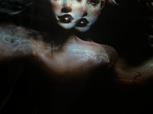 Magický kaolinový důl promění světelné instalace v unikátní podzemní vesmír