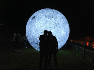 Magický kaolinový důl promění světelné instalace v unikátní podzemní vesmír