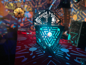 Magický kaolinový důl promění světelné instalace v unikátní podzemní vesmír