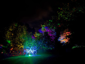 Magický kaolinový důl promění světelné instalace v unikátní podzemní vesmír