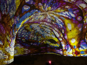 Magický kaolinový důl promění světelné instalace v unikátní podzemní vesmír