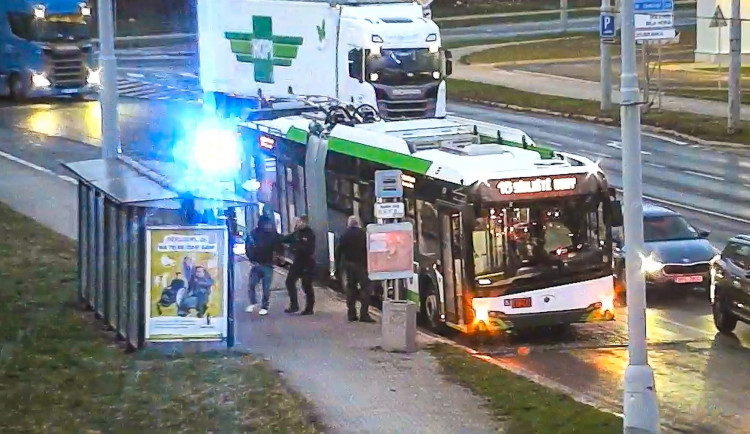 V tomto trolejbusu napadal pasažér jiné cestující
