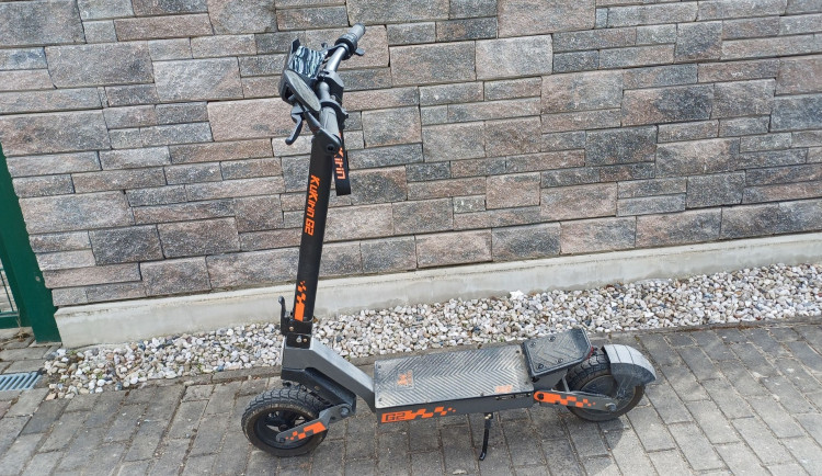 Tako elektrokoloběžka s odblokovanou rychlostí a vysokým výkonem přinesla problémy. Jezdci hrozí pokuty v desítkách tisíc
